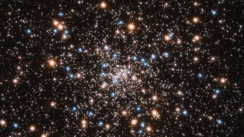 Космический телескоп Hubble в поисках редкого вида черных дыр нашел не...